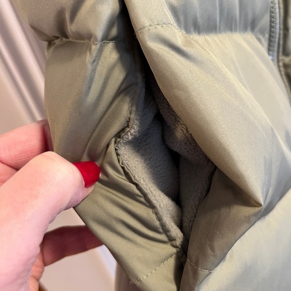 GAP Women’s Olive Down Filled Nuptse Puffer Vest - Picture 6 of 9